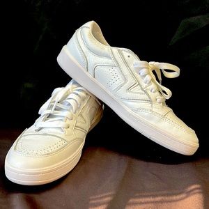 VANS Shoes - Women’s Size 9 - White - 721356